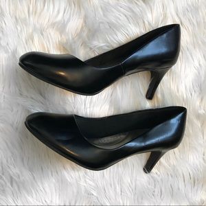 Black Dexflex Comfort heels, size 7.5